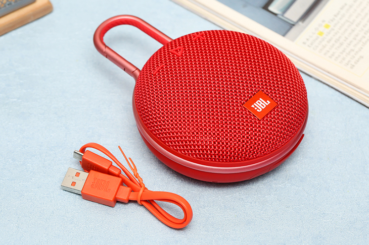Sạc pin loa bluetooth mất khoảng 3 giờ