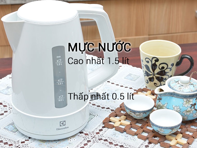 Đổ nước ít hơn mức cao nhất và nhiều hơn mức thấp nhất trên thanh hiển thị mực nước