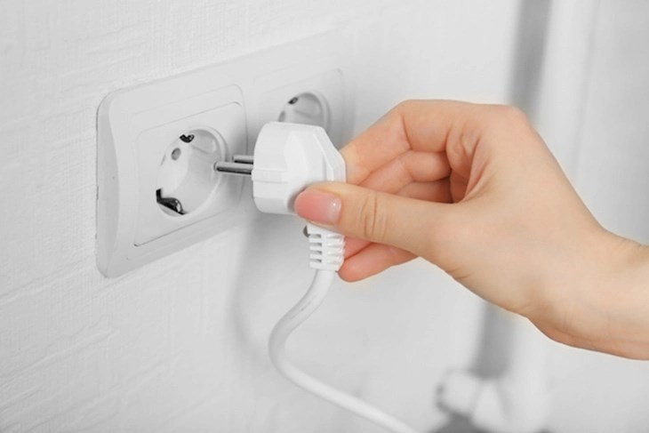 Bạn hãy cắm điện bàn ủi và đợi nóng để làm phẳng quần áo được hiệu quả và nhanh chóng