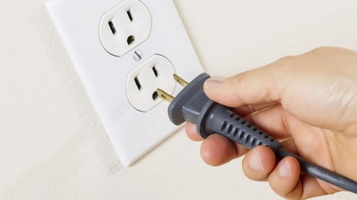 Rút điện máy lạnh trước khi tiến hành vệ sinh