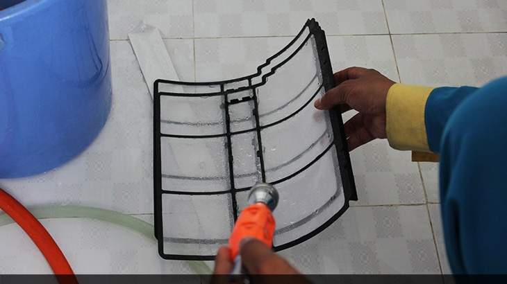 Vệ sinh các bộ phận trong máy lạnh