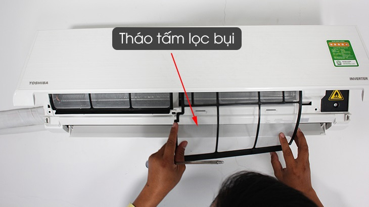 Đầu tiên, bạn mở nắp dàn lạnh và tháo tấm lọc bụi.