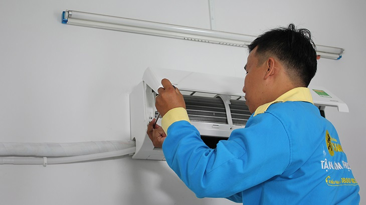 Tháo vỏ dàn lạnh bằng tua vít
