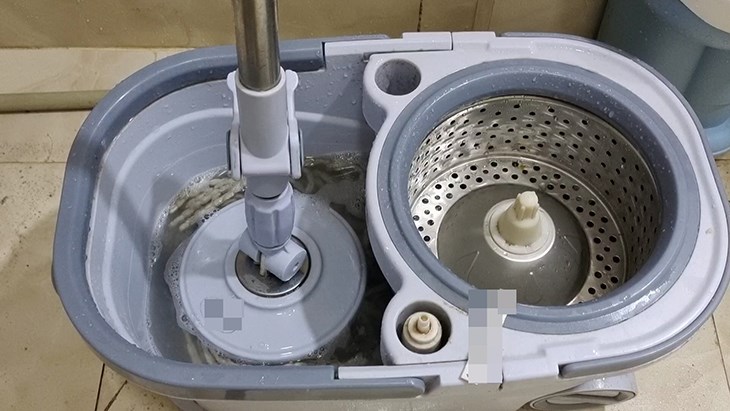 Bạn hãy nhấn nhẹ lên và nhấn nhẹ xuống để đảm bảo đầu chổi ngấm nước đều