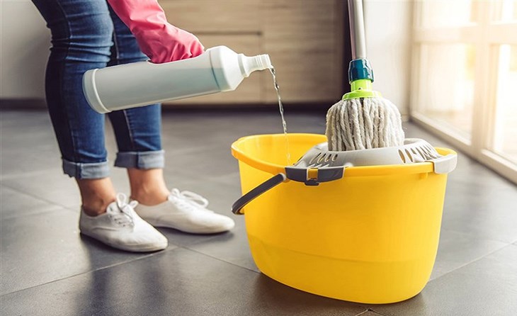 Hãy pha nước lau sàn với nước sạch từ thùng với tỷ lệ thích hợp