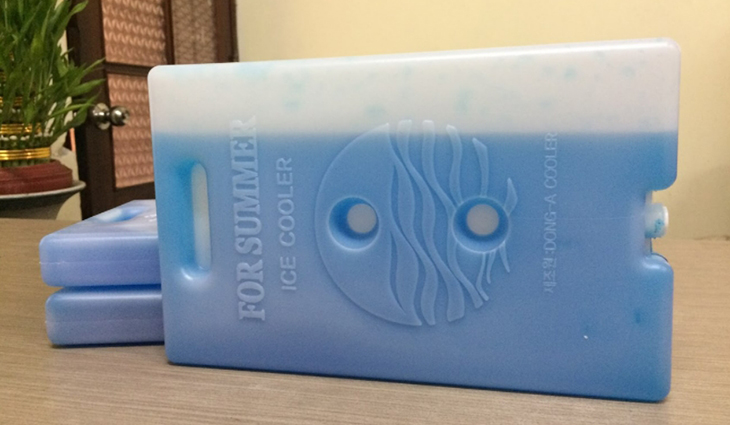 Chọn kích thước hộp/túi gel đá khô phù hợp với kích thước khay chứa, tránh làm lãng phí