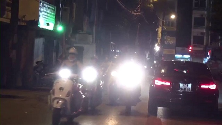 Bật đèn siêu sáng, đèn pha sẽ làm chói mắt người đi ngược chiều