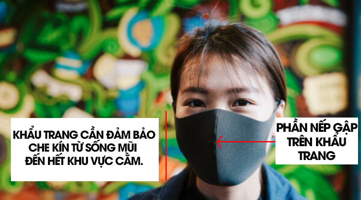 Đeo khẩu trang che kín từ sống mũi tới toàn bộ khu vực cằm