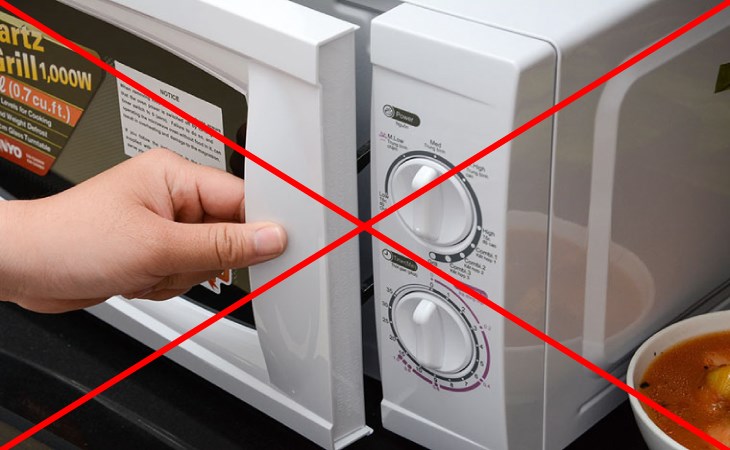 Mở cửa lò vi sóng khi đang hoạt động thường xuyên sẽ khiến tiền điện tăng cao