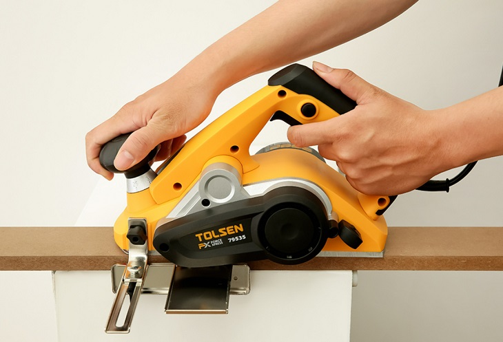 Nên tháo toàn bộ đinh (nếu có) trước khi dùng máy bào Tolsen 79535 900W