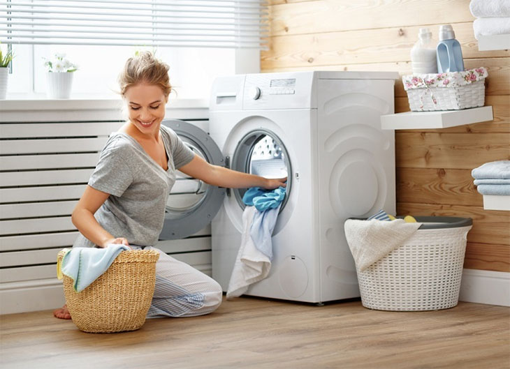 Lấy quần áo ra ngay khi giặt xong