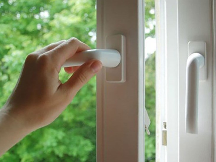 Không nên mở cửa khi máy hút ẩm đang hoạt động, có thể gây ảnh hưởng đến hiệu suất của thiết bị