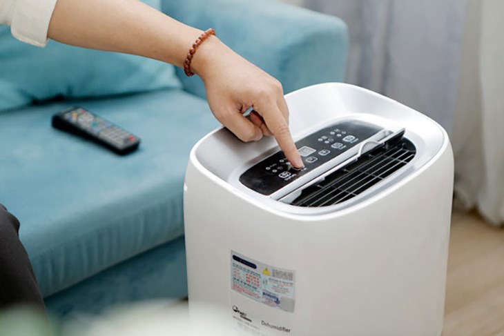Nên điều chỉnh độ ẩm ở mức hợp lý, không quá cao cũng không quá thấp để đảm bảo sức khoẻ