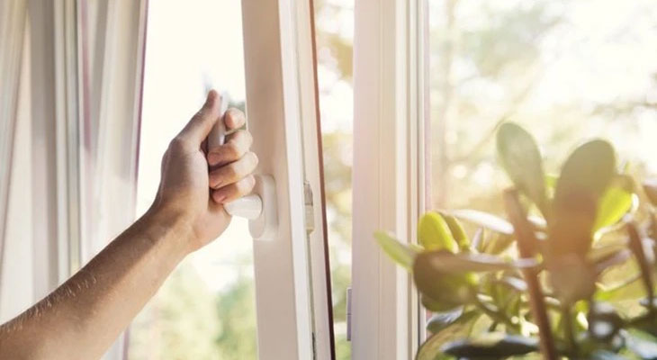 Hạn chế vào phòng lạnh ngay khi đi nắng về