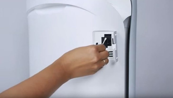 Lau sạch các cảm biến bụi trên máy lọc không khí Sharp bằng tăm bông