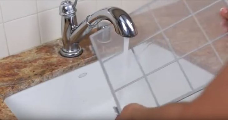Rửa màng lọc thô của máy lọc không khí Sharp với nước sạch