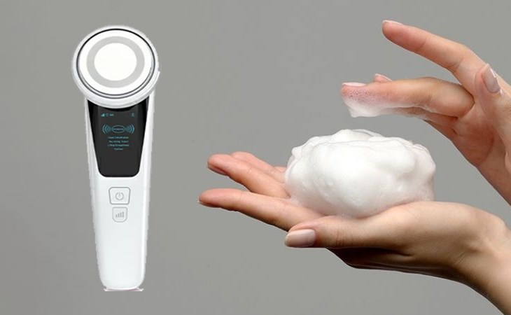 Bạn có thể sử dụng sữa rửa mặt để vệ sinh máy sau khi sử dụng xong để đảm bảo an toàn vệ sinh cho da