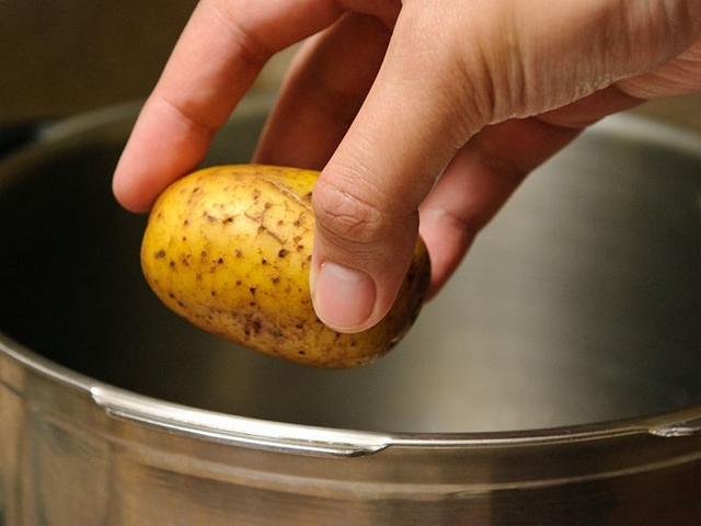 Bạn hãy cho thực phẩm vào nồi và thêm vào lượng nước vừa đủ