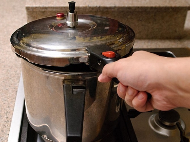 Bạn hãy mở nắp nồi cẩn thận và dùng muôi hoặc đũa để lấy thức ăn ra khỏi nồi