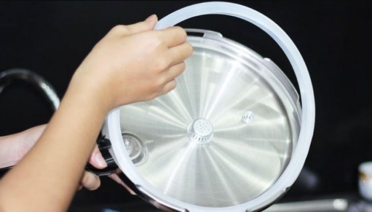 Tháo và vệ sinh vòng cao su
