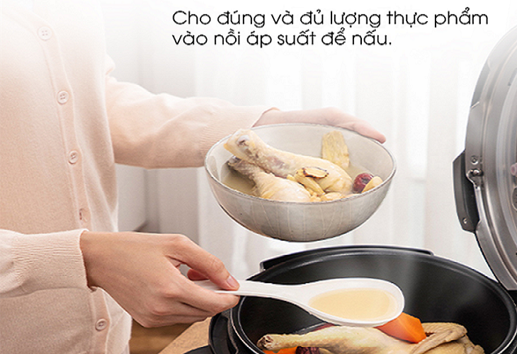 Khi nấu cần cho đúng và đủ thực phẩm vào nồi áp suất điện