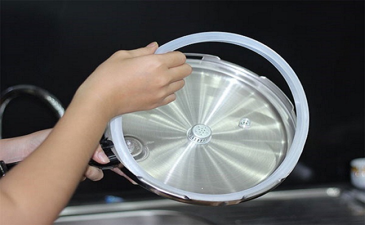 Vệ sinh nồi thường xuyên để kéo dài tuổi thọ cho nồi
