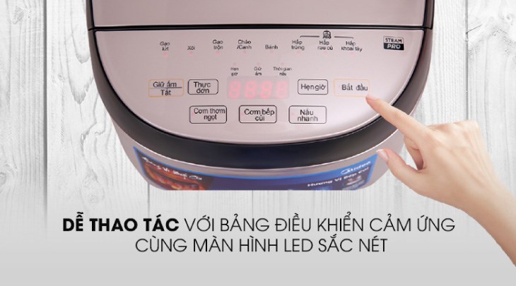 Nồi cơm điện tử Midea 1.8 lít MB-FS5023 có bảng điều khiển nhạy kết hợp màn hình sắc nét, giúp bạn dễ quan sát và điều chỉnh các chế độ nấu