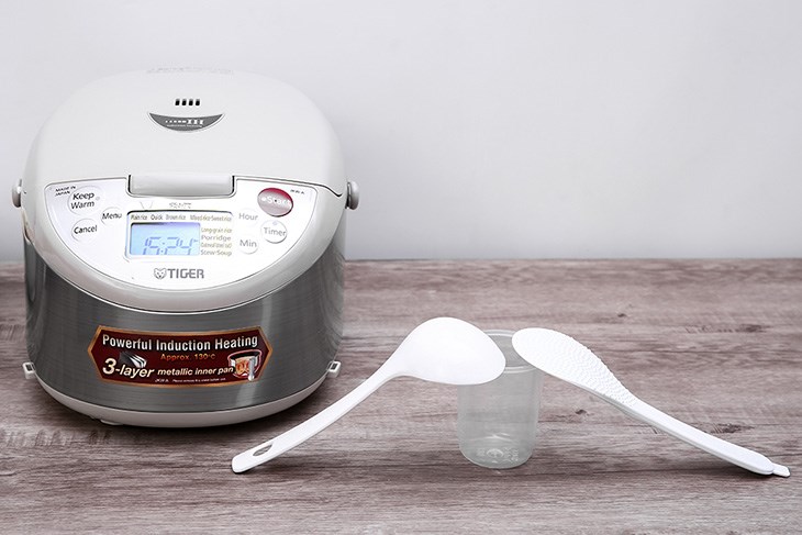 Nồi cơm điện cao tần Tiger 1 lít JKW-A10W sở hữu kiểu dáng tinh tế với các góc bo tròn, làm tôn lên vẻ đẹp của không gian