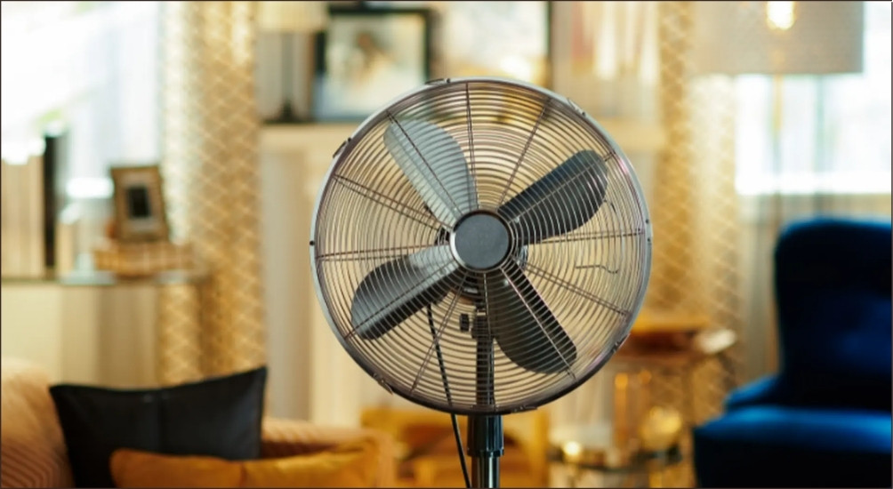 Đặt quạt gần cửa sổ hoặc những nơi có luồng gió tự nhiên giúp quạt tận dụng khí tươi để làm mát