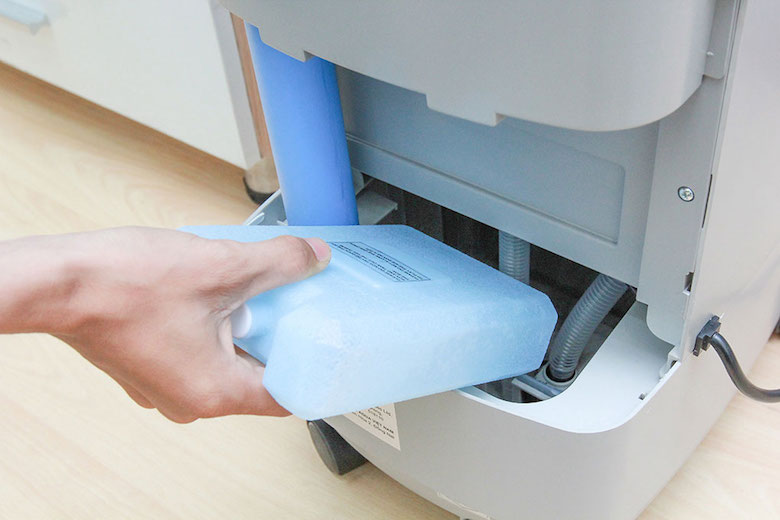 Cho đá khô vào bình chứa nước