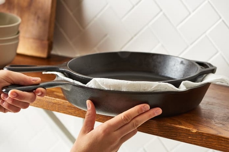 Sử dụng lớp bảo vệ ở giữa khi xếp chồng chảo lên nhau