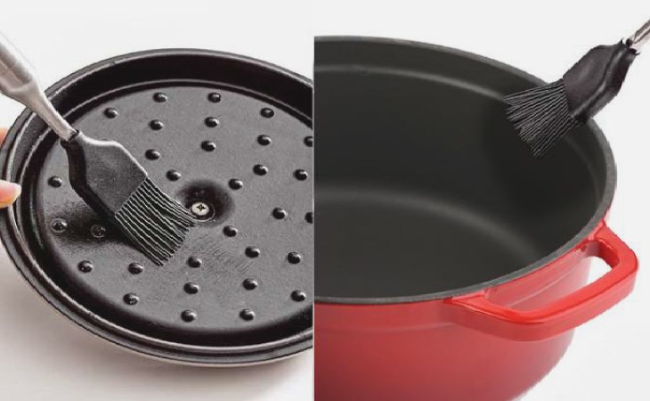 Nồi gang đúc 20 cm Rapido RK20-RD nên rửa sạch và tôi nồi bằng dầu hoặc mỡ để tăng độ chống dính