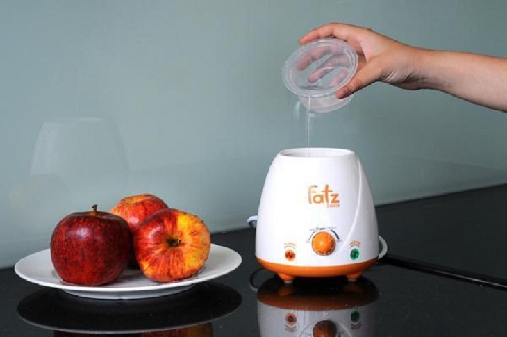 Hòa gói vệ sinh máy hâm sữa với nước ấm rồi cho vào máy hâm