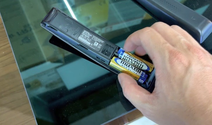 Kiểm tra tình trạng pin hoặc tháo rời pin nếu không sử dụng điều khiển trong khoảng thời gian dài