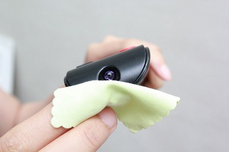 Lau chùi đèn tín hiệu của điều khiển tivi Samsung bằng khăn khô sạch