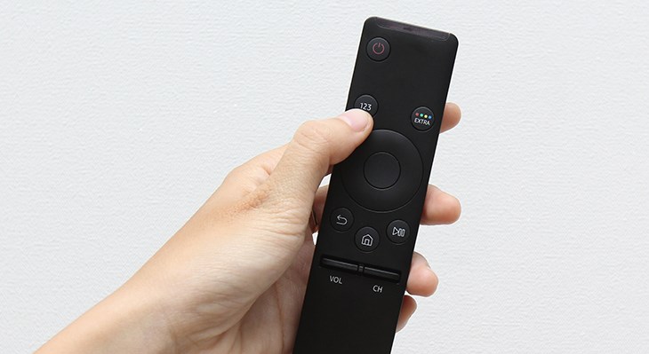 Nhấn bất kỳ nút điều khiển nào trên thiết bị sau khi tháo pin để loại bỏ bớt điện năng