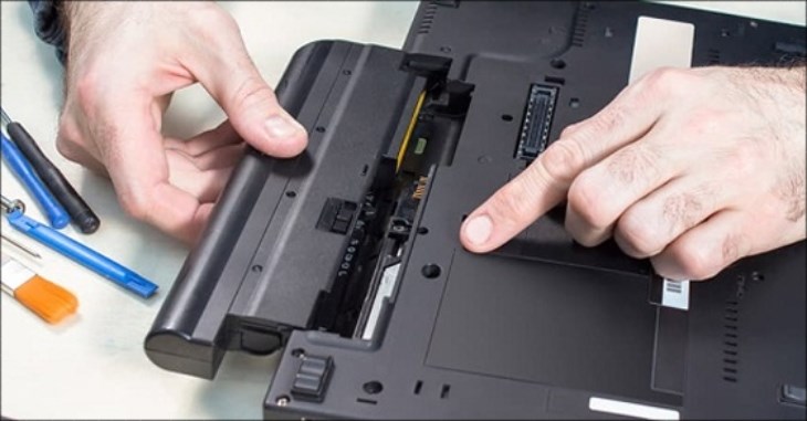 Bạn nên tháo pin laptop ít phút trước khi khởi động lại máy