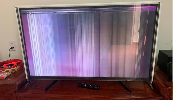 Với các tác động bên ngoài làm tivi bị rơi, bị vật cứng va đập sẽ làm cho màn hình đèn LED tivi bị hỏng gây ra các hiện tượng bị nhiễu sóng