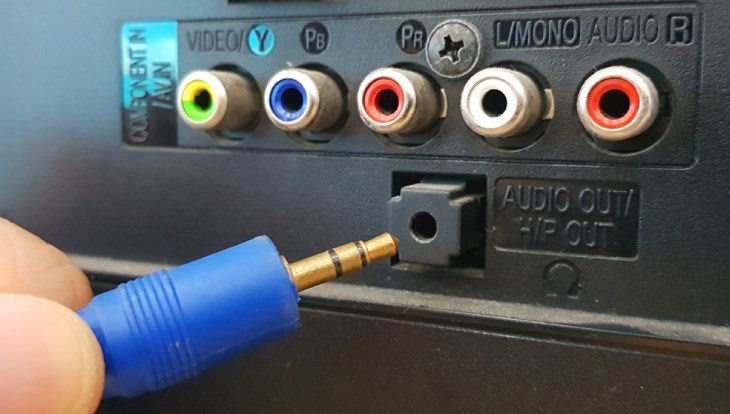 Kiểm tra đầu các jack cắm kết nối với tivi