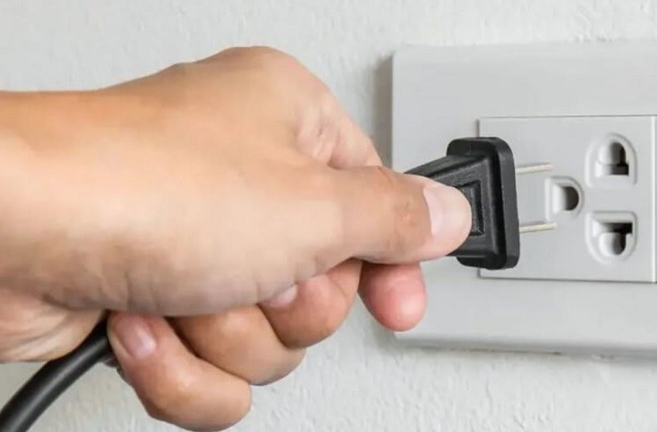Rút và cắm lại dây nguồn điện của tivi LG