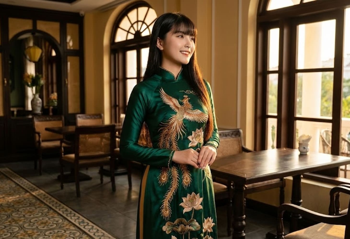 Cô gái mặc áo dài long phụng ngày Tết sang trọng
