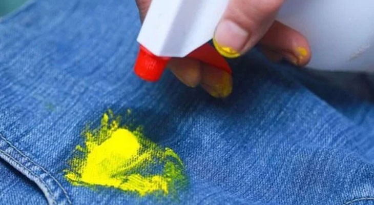 Dùng rượu Isopropyl bôi lên trực tiếp vết màu bám dính trên quần áo