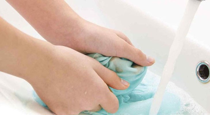 Sau khi đánh tan vết màu, giặt lại áo quần với nước để tránh chất tẩy rửa làm hỏng vải
