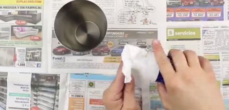 Dùng khăn giấy thấm cồn và đặt nó lên nhãn dán.