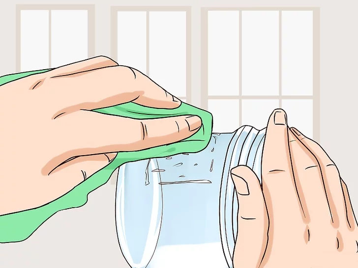 Dùng hỗn hợp bột đặc gồm dầu ăn và muối nở để tẩy vết keo dính, sau đó lau sạch lại bằng khăn lau