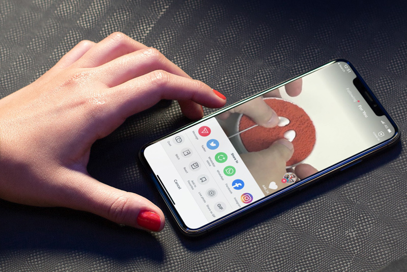 Chia sẻ video lên mạng xã hội và dẫn kèm liên kết tài khoản