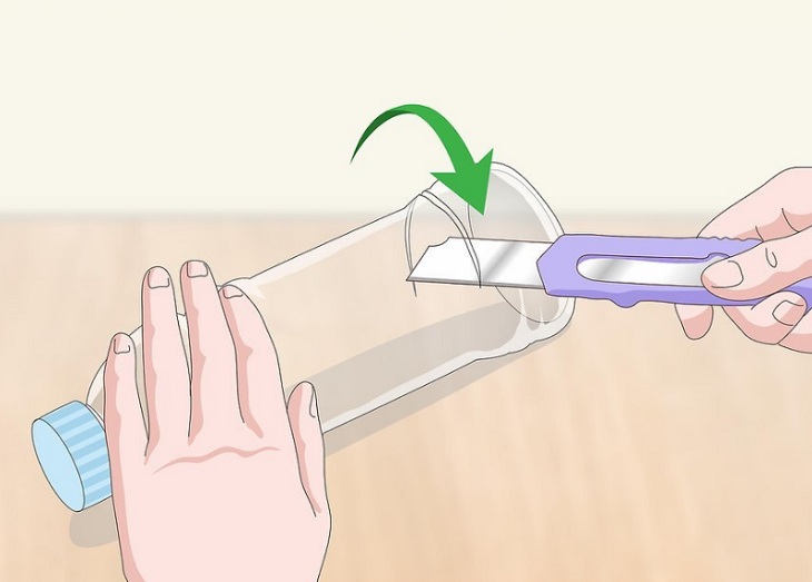cắt đáy chai nước