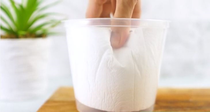 Đặt cuộn giấy đã cắt bên trong hộp nhựa