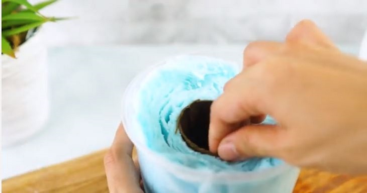 Kéo khăn giấy ra phần lõi của cuộn