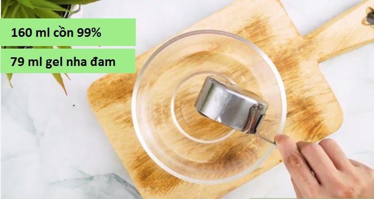 Kết hợp 2⁄3 cốc (160 ml) cồn 99% và gel lô hội 1⁄3 cốc (79 ml)